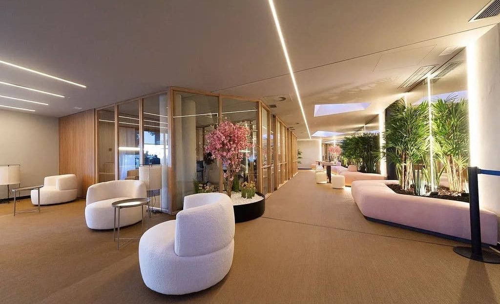 Общая зона отдыха с дизайнерской мебелью в жилом комплексе