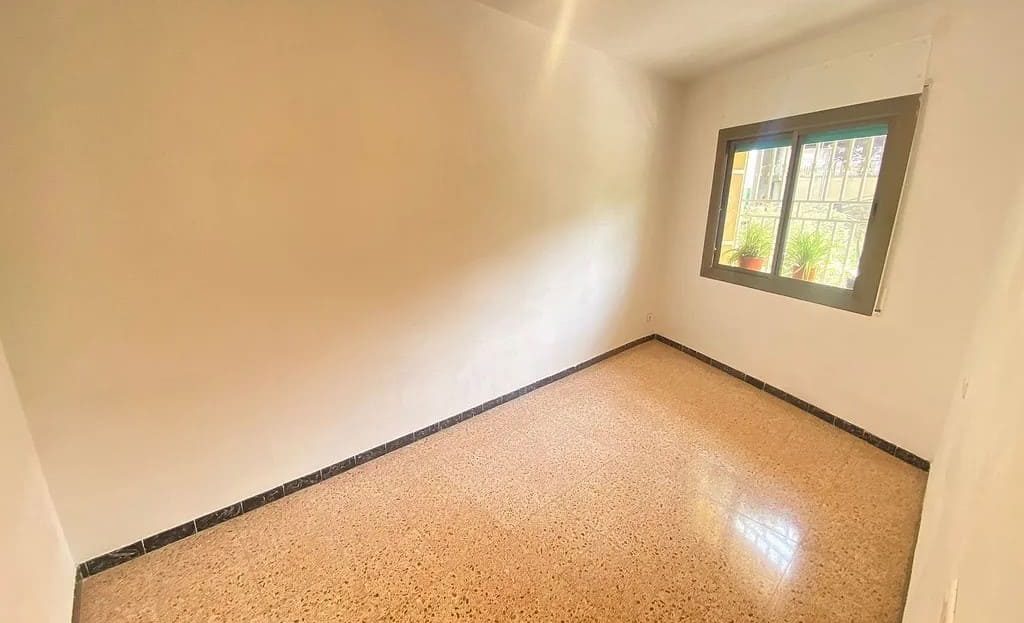 Пустая спальня с большим окном, хорошее естественное освещение