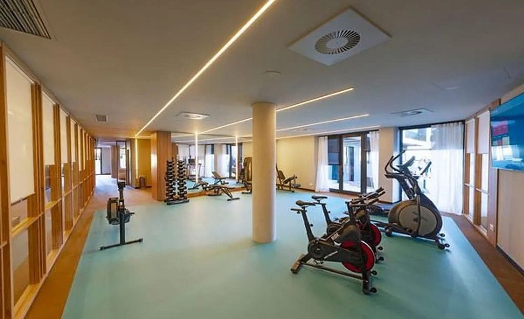Современный тренажерный зал для жильцов комплекса