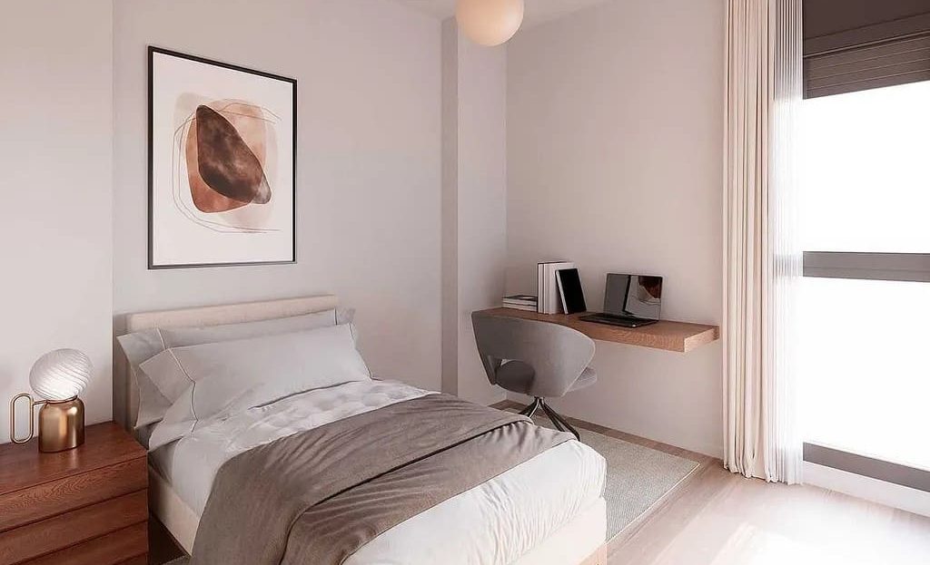 Светлая спальня с современным интерьером в новой квартире