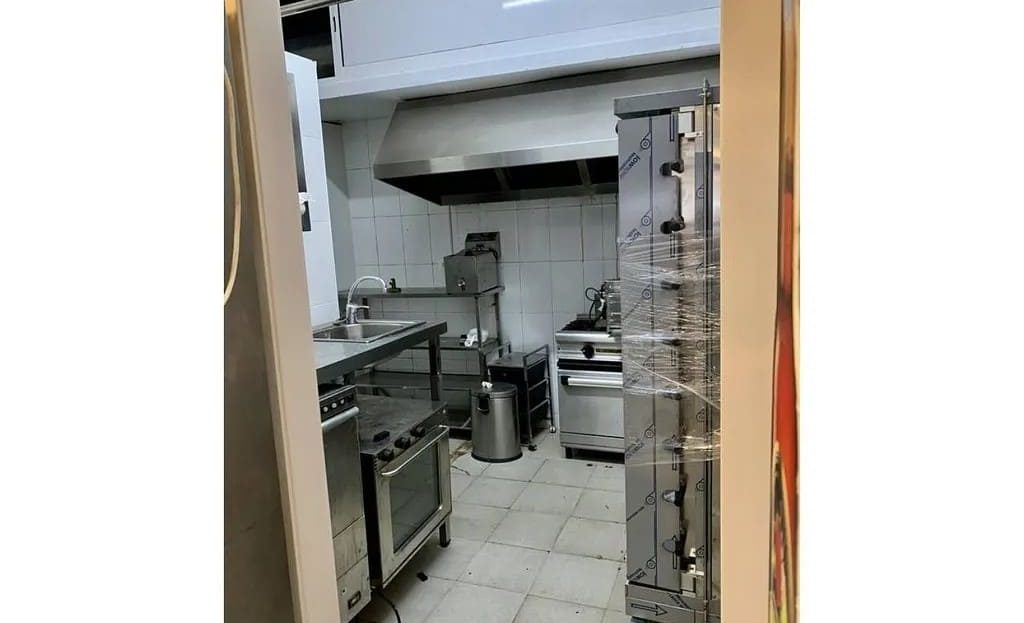 Профессиональная кухня ресторана с вытяжкой