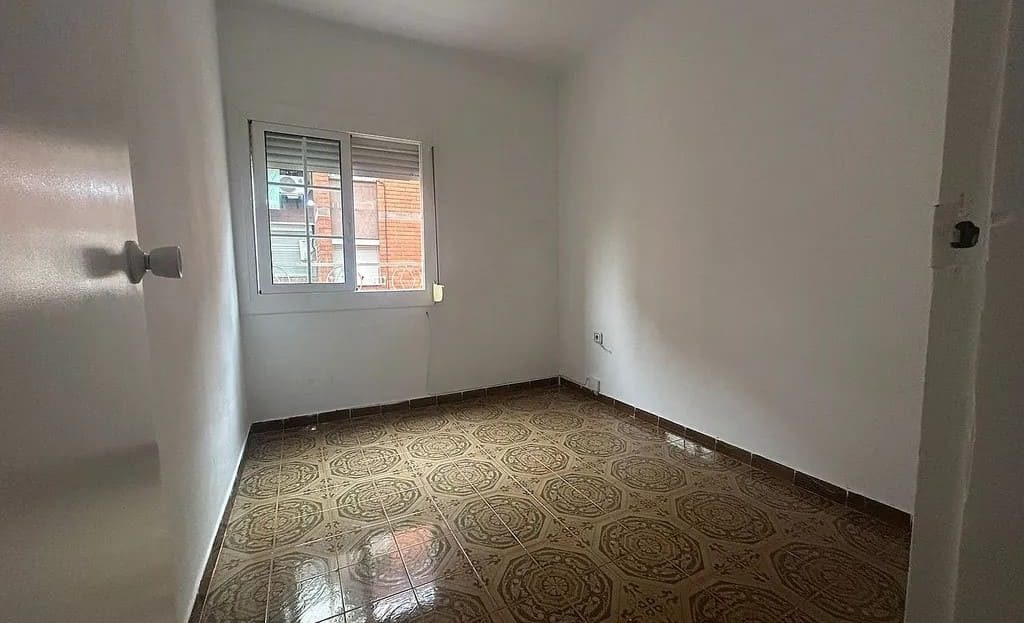 Спальня с окном во двор в квартире в La Marina de Port