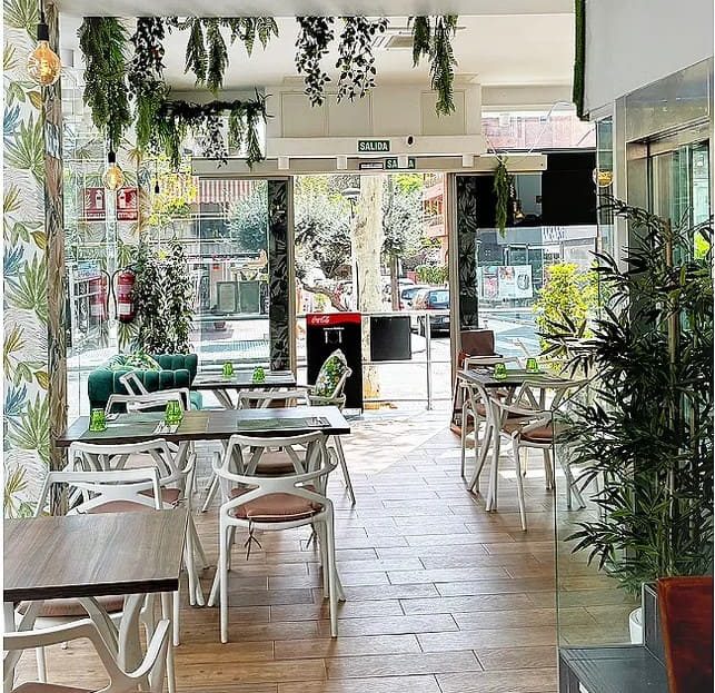 Крытая терраса ресторана с обеденными столами