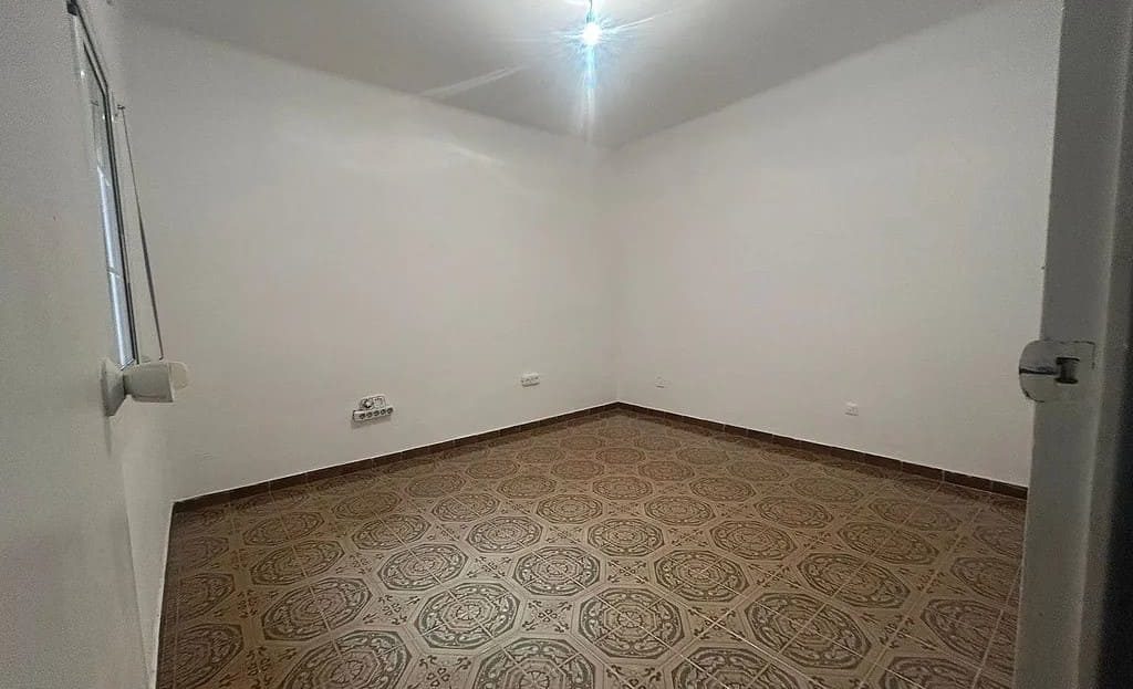 Пустая спальня с естественным освещением