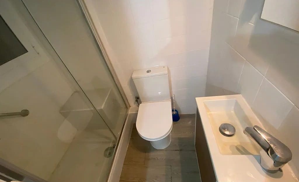 Ванная комната с душем, туалетом и раковиной