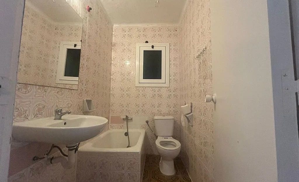 Ванная комната с ванной и классической плиткой