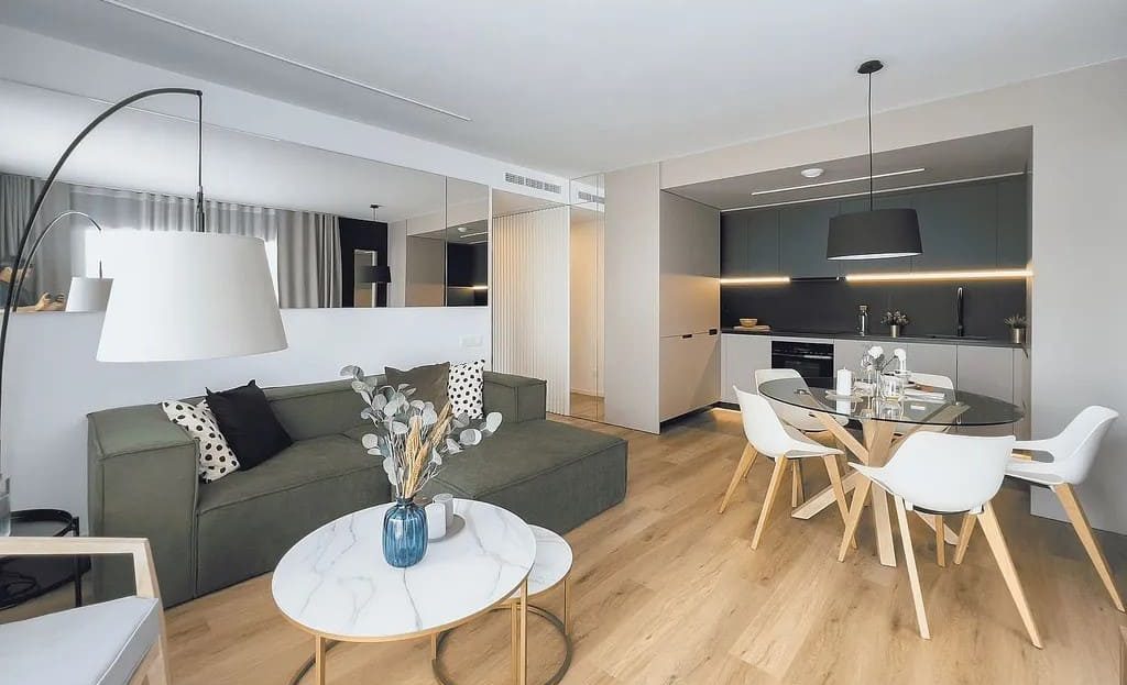 Светлая гостиная-столовая в новой квартире