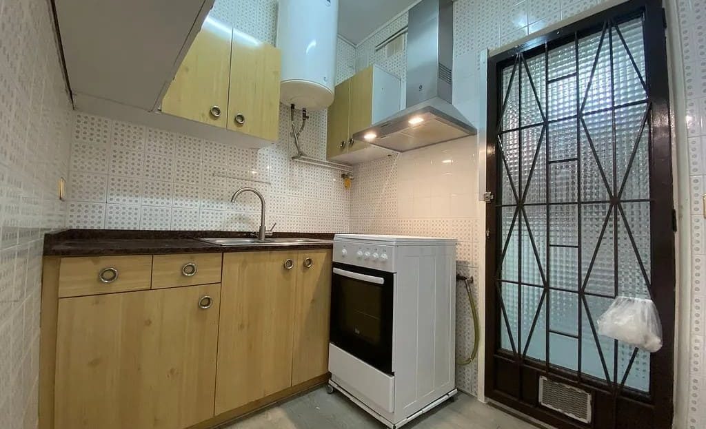 Кухня с мебелью, плитой и выходом в подсобное помещение