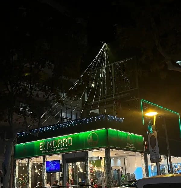 Ночной вид коммерческого здания с подсветкой и рестораном