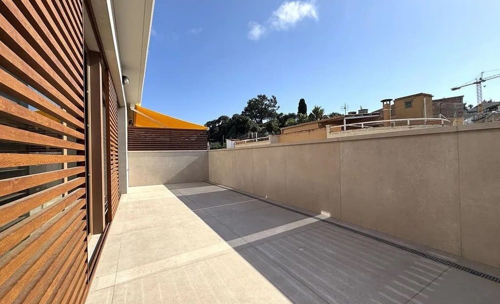 Просторная частная терраса нового пентхауса в центре Бланеса