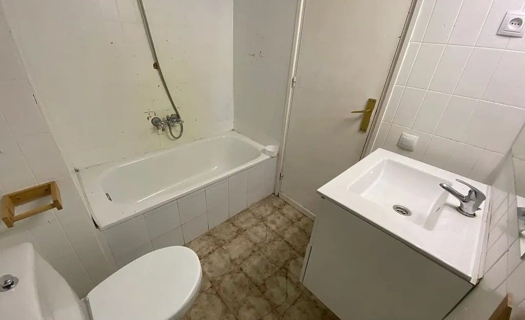 Ванная комната с ванной, раковиной и туалетом, под ремонт