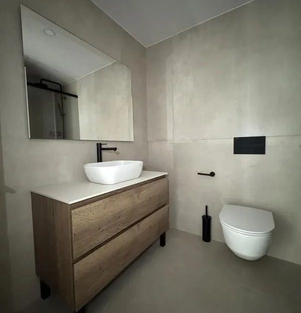 Стильная ванная комната с раковиной и зеркалом