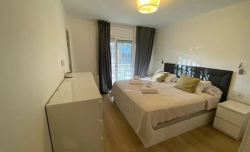 Спальня с двуспальной кроватью и естественным освещением