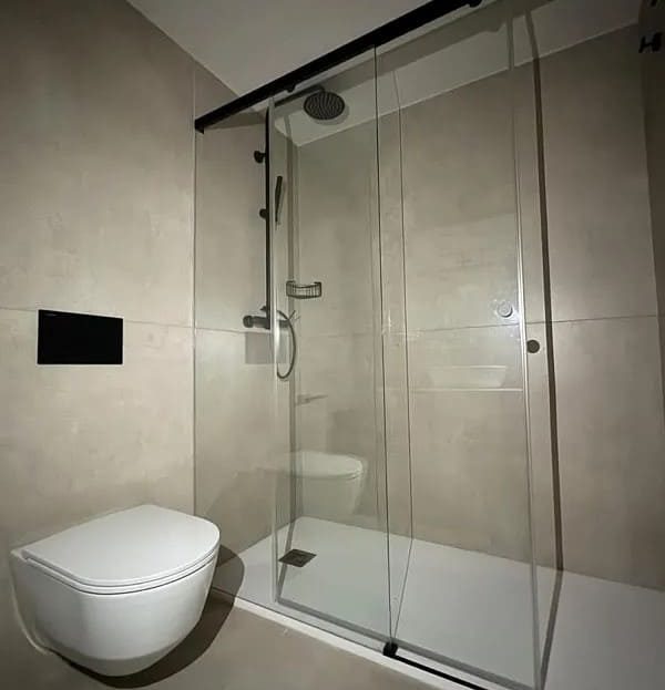 Душевая кабина с прозрачным стеклом и современным дизайном