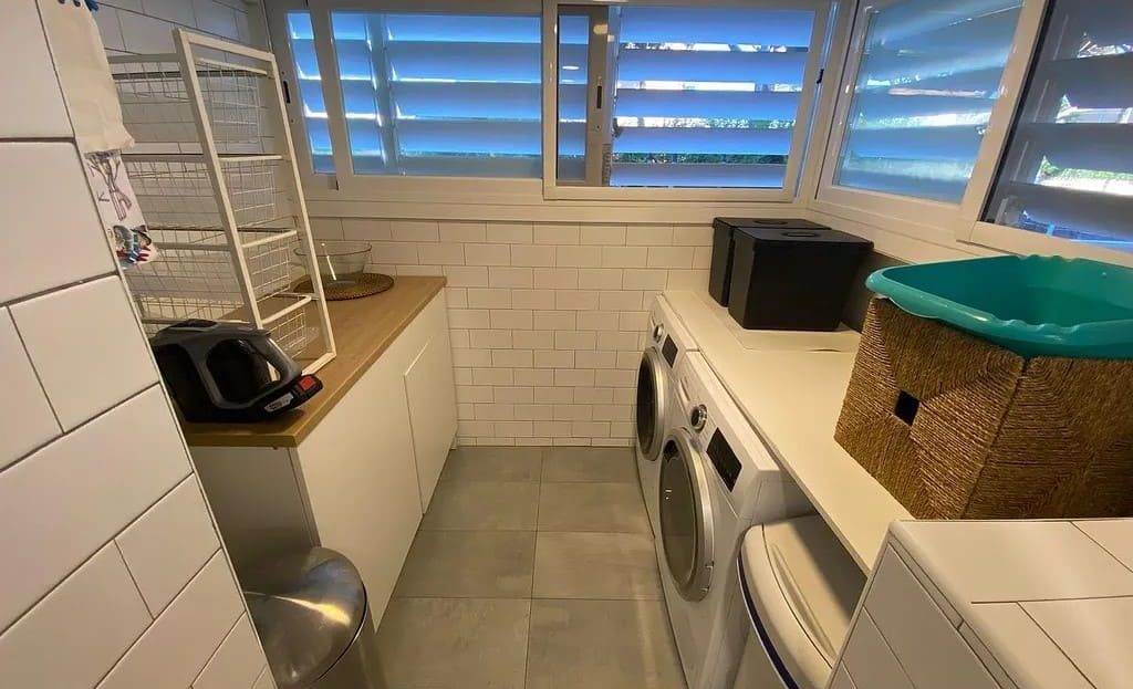 Прачечная с стиральной машиной и местом для хранения