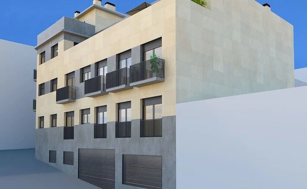 Боковая часть здания — балконы, большие окна, современная отделка, вид на внутренний двор