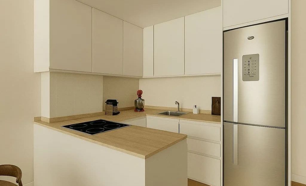 Современная кухня с встроенной техникой и светлой мебелью.