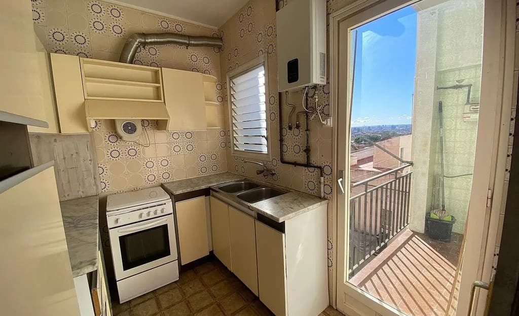 Кухня квартиры с выходом на балкон, требуется ремонт