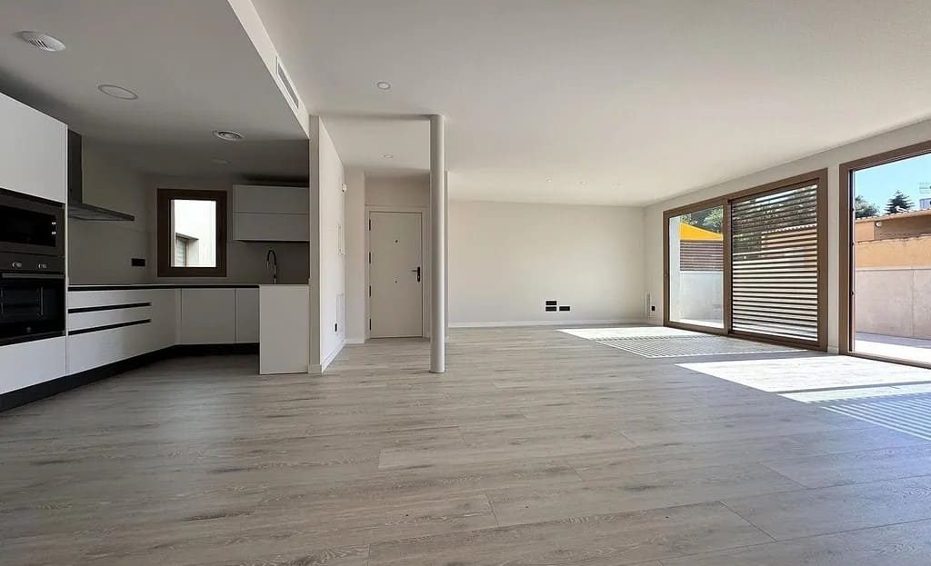 Светлая гостиная-столовая с выходом на большую террасу