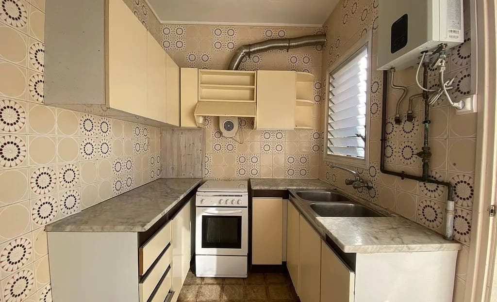 Кухня с мебелью и бытовой техникой, естественное освещение