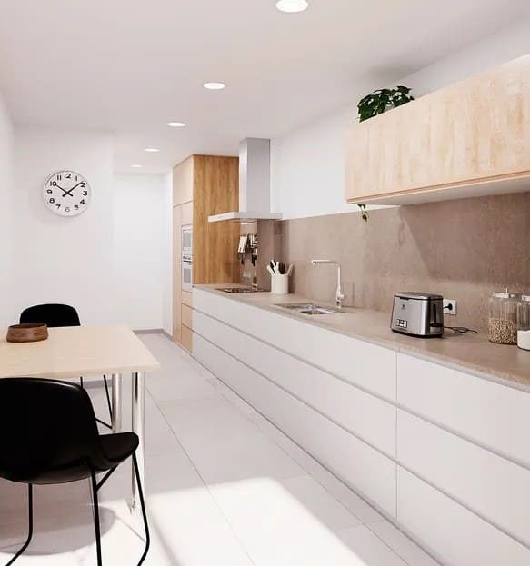 Просторная современная кухня с большой рабочей зоной.