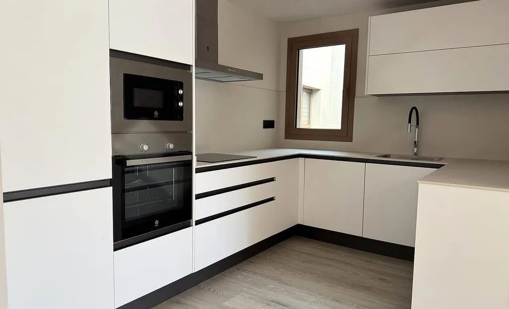 Современная кухонная зона в открытой планировке