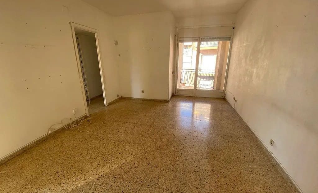 Просторная гостиная-столовая с выходом на балкон