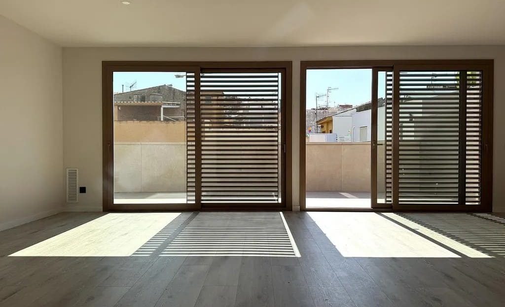 Гостиная с панорамными дверями и доступом на террасу