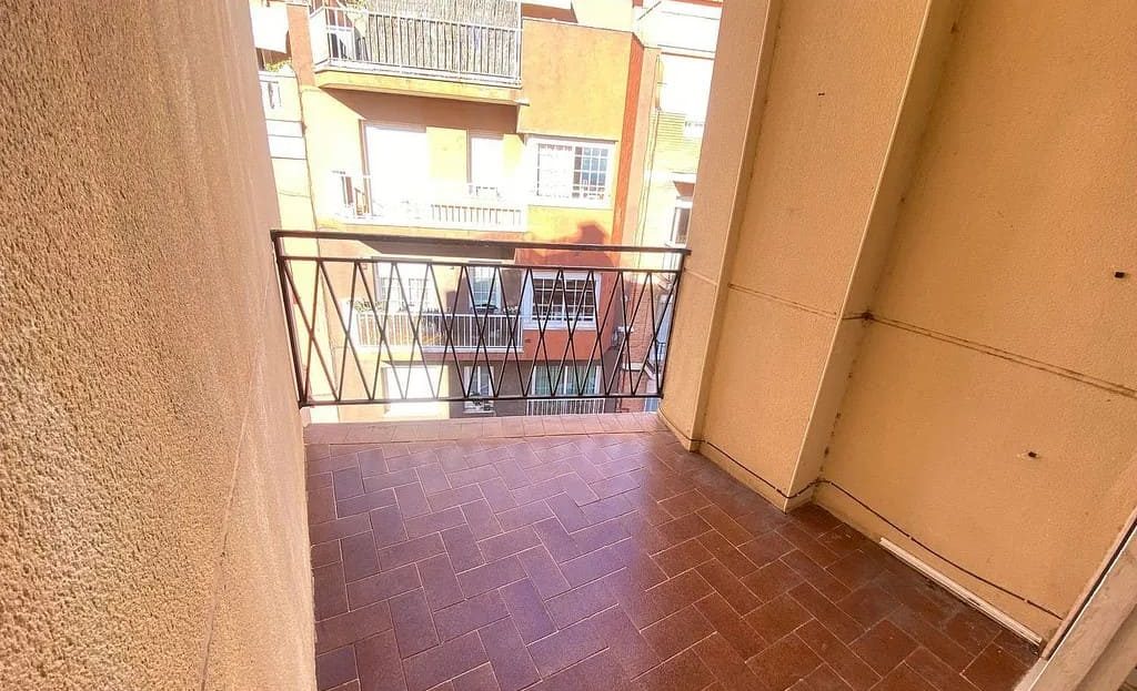 Балкон с видом на улицу и жилые дома