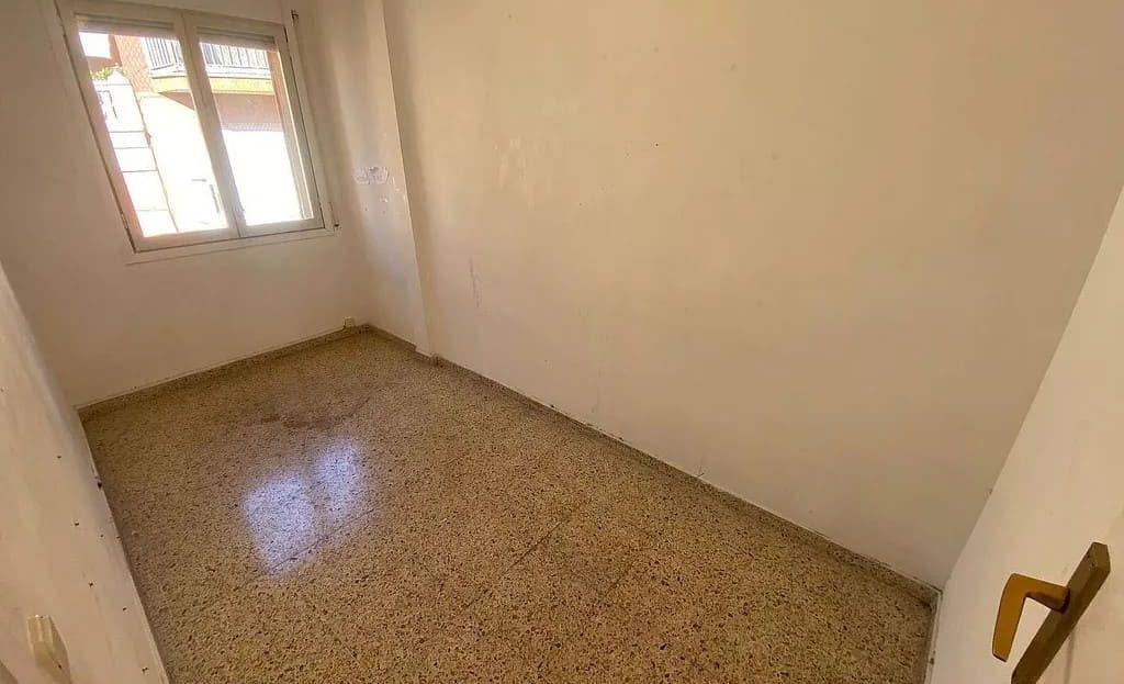 Односпальная спальня с окном, светлая, под ремонт