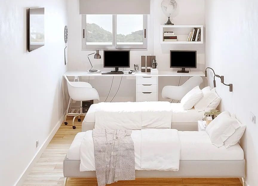 Уютная спальня в нейтральных тонах с рабочим местом.