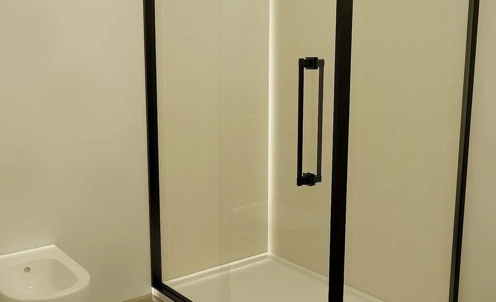 Душевая зона с раздвижными стеклянными перегородками.