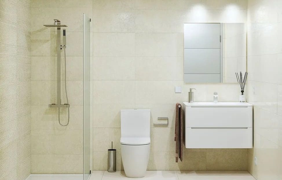 Современная ванная комната с душевой кабиной и плиткой.