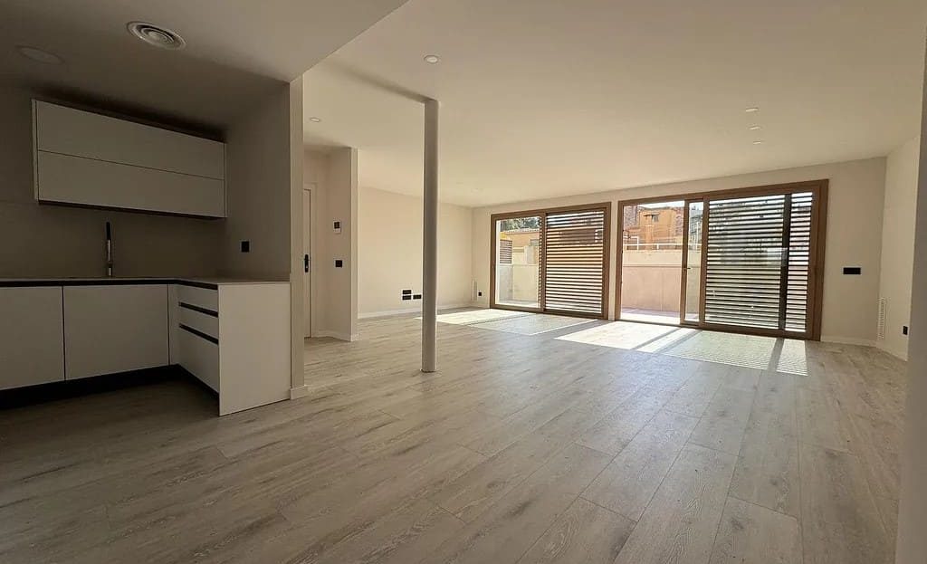 Просторная зона гостиной-столовой с открытой кухней