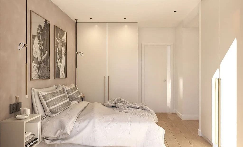 Спальня с двуспальной кроватью и встроенными шкафами