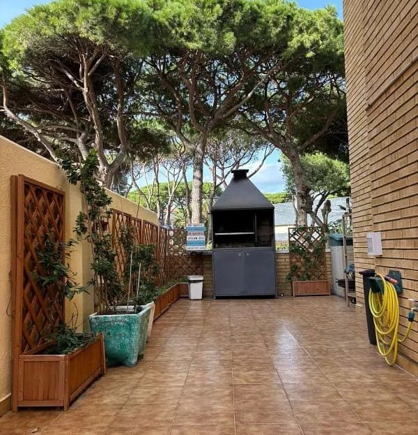 Терраса с зоной барбекю и местом для отдыха