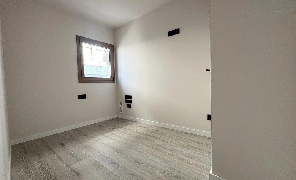 Спальня с окном и качественной отделкой