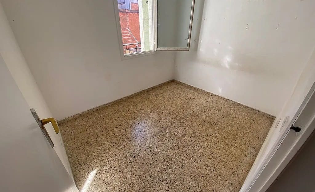 Небольшая спальня с окном во двор