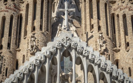 Скульптуры воскресения и восхождения на небеса на фронтоне