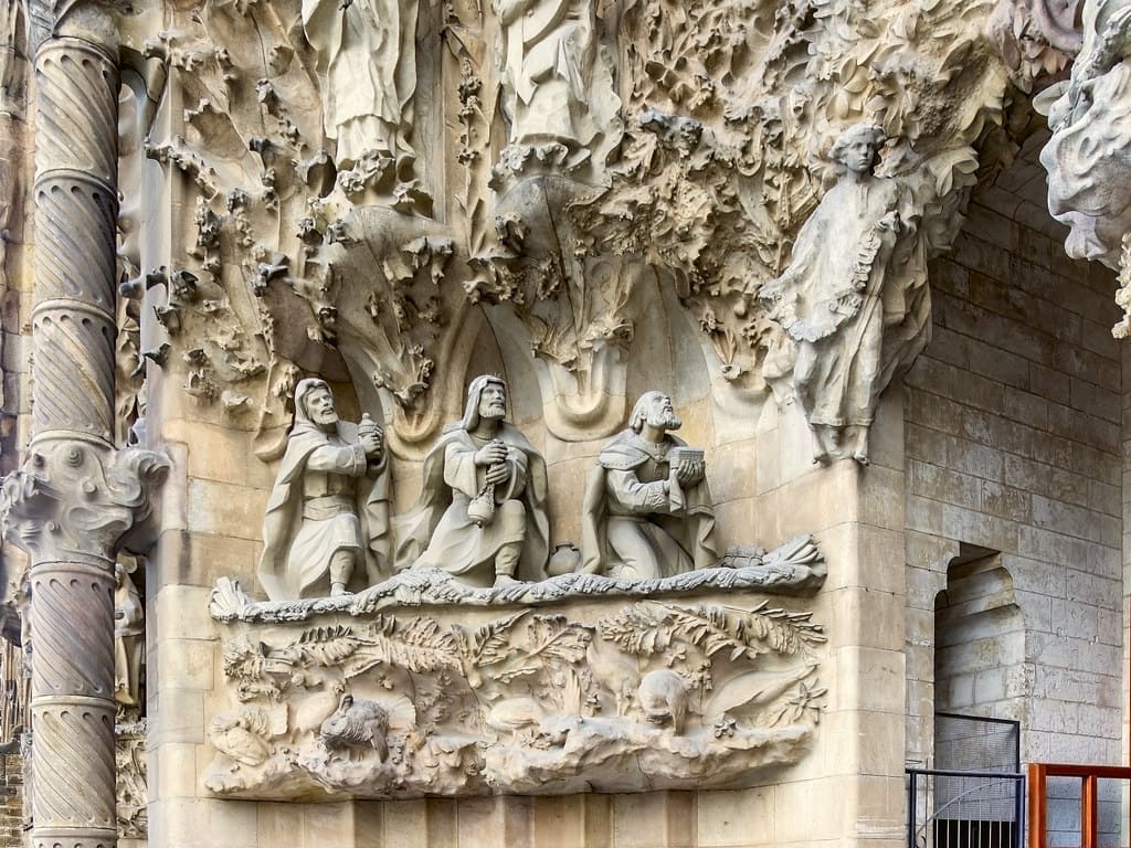 Волхвы у младенца Христа на фасаде