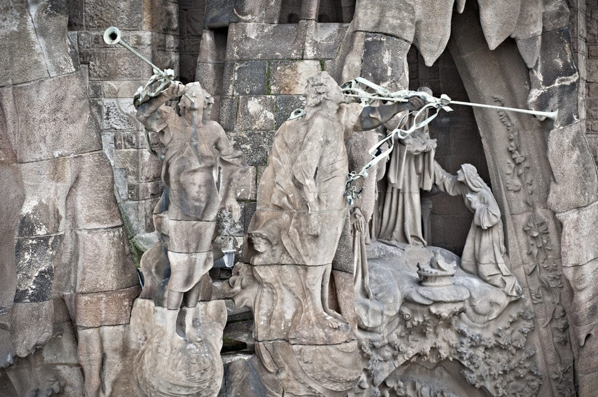 Скульптурная группа ангелов, возвещающих Рождение