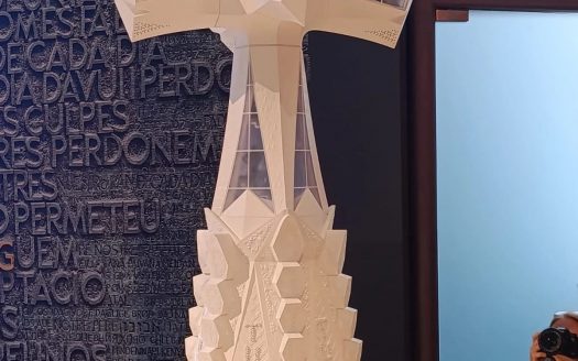 Макет центральной башни Иисуса Христа с крестом на вершине