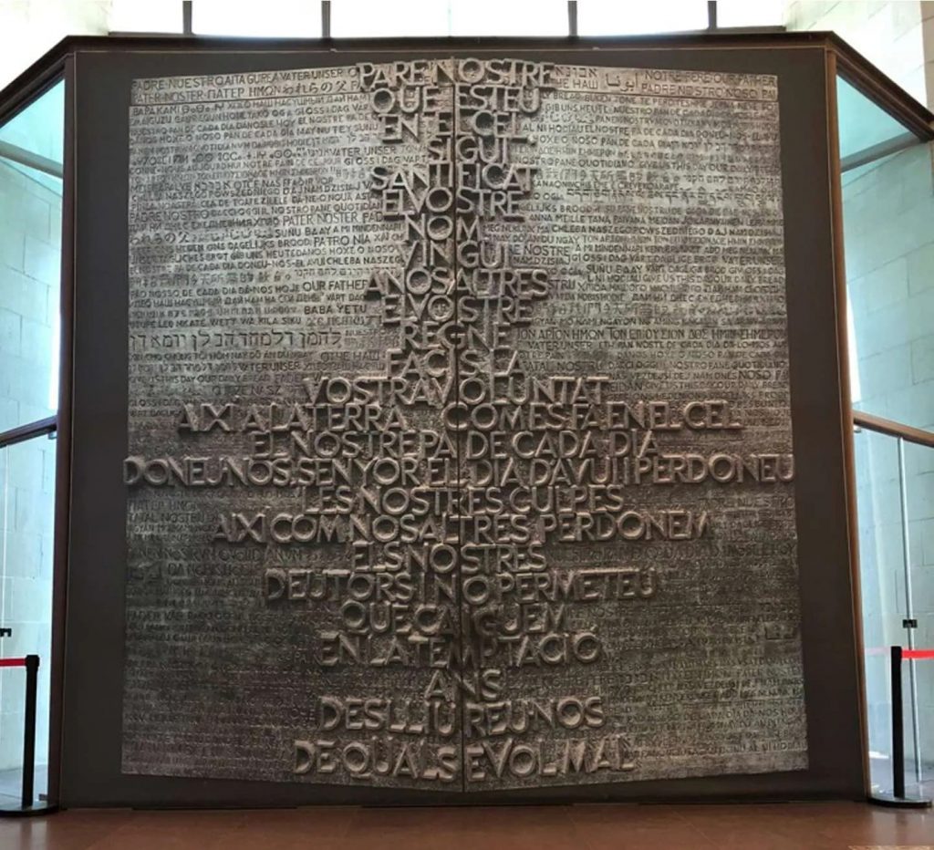 Центральные бронзовые двери Фасада Славы с рельефными текстами