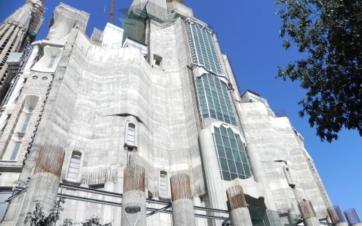 Общий вид Фасада Славы с башнями и декоративными элементами