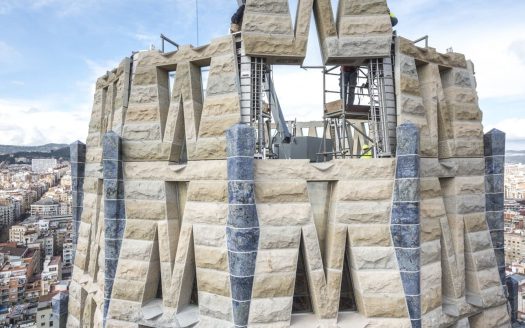 Центральная башня Саграда Фамилия в процессе строительства, с крестом на вершине