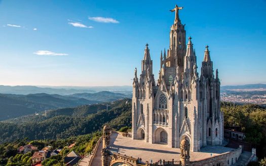 Вид на Храм Святого Сердца на горе Тибидабо в Барселоне