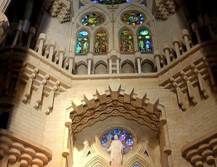 Апсидная часть Саграда Фамилия с витражами и резными архитектурными элементами