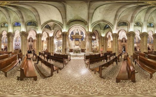 Панорамный вид крипты Саграда Фамилия с арочными сводами и рядами скамей