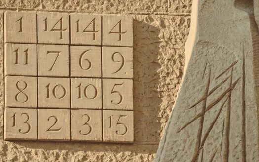 Магический квадрат из 16 ячеек на Фасаде Страстей в Саграда Фамилия