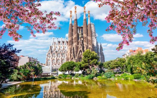 Официальное название — Basílica de la Sagrada Família